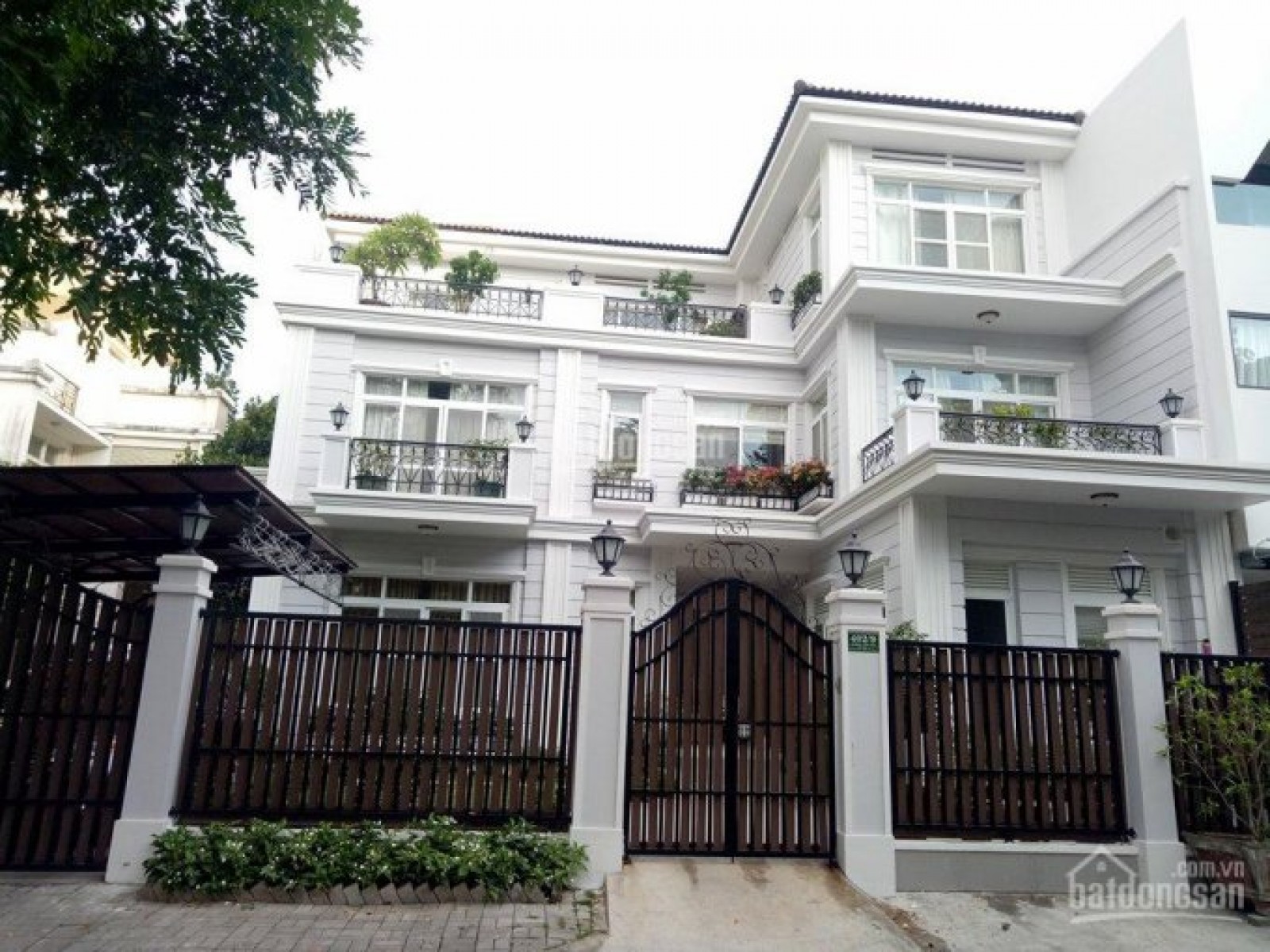 Bán biệt thự Mỹ Giang PMH Q.7 DT 7x18m, xây trệt 2 lầu hướng TN gần công viên, giá 22.6 tỷ nhà còn mới đẹp.
