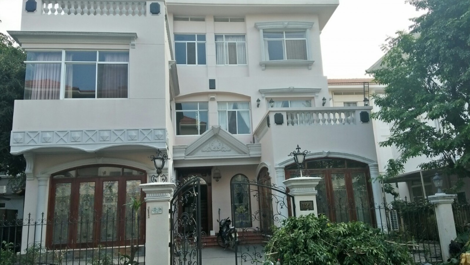 Cho thuê biệt thự tứ lập Mỹ Phú, Phú Mỹ Hưng có sân vườn rộng 256m2