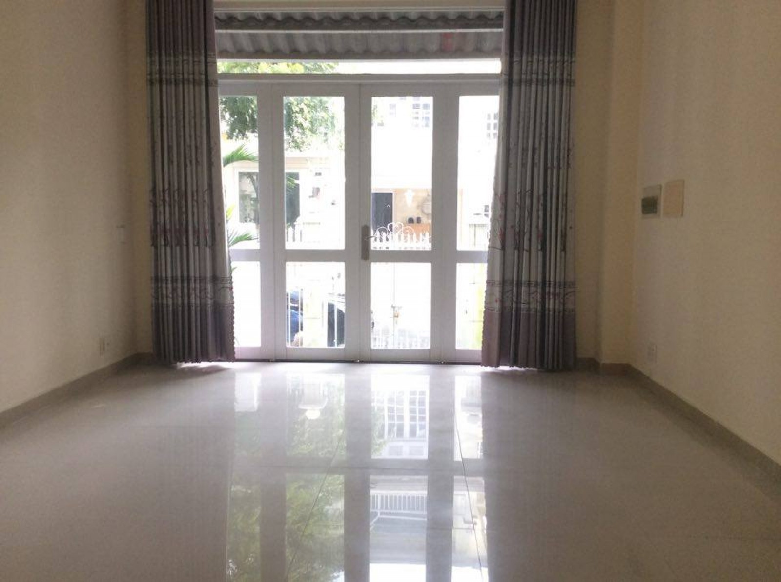 Cho thuê biệt thự tứ lập Mỹ Phú, Phú Mỹ Hưng có sân vườn và garage xe