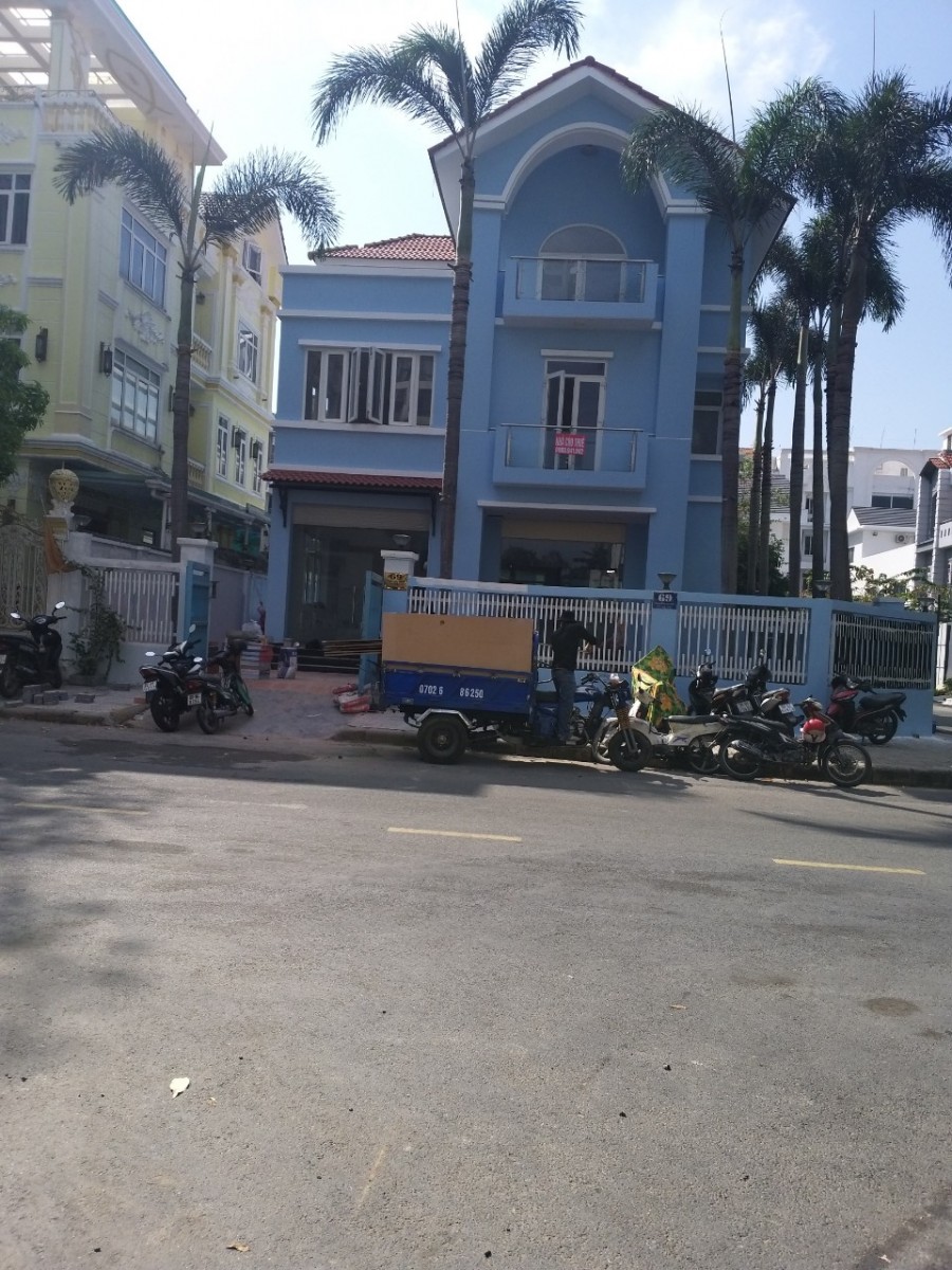 Cho thuê biệt thự Phạm Thái Bường, Phú Mỹ Hưng, Q 7, Nhà MỚI đẹp, 4PN Giá: 61 triệu/th. DT: 300m²