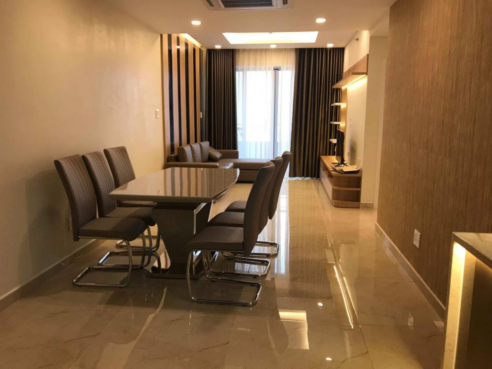 Cho thuê gấp  căn hộ Scenic Valley 2 DT: 89m2 giá thuê: 17 triệu/th, nội thất cao cấp view thoáng mát .