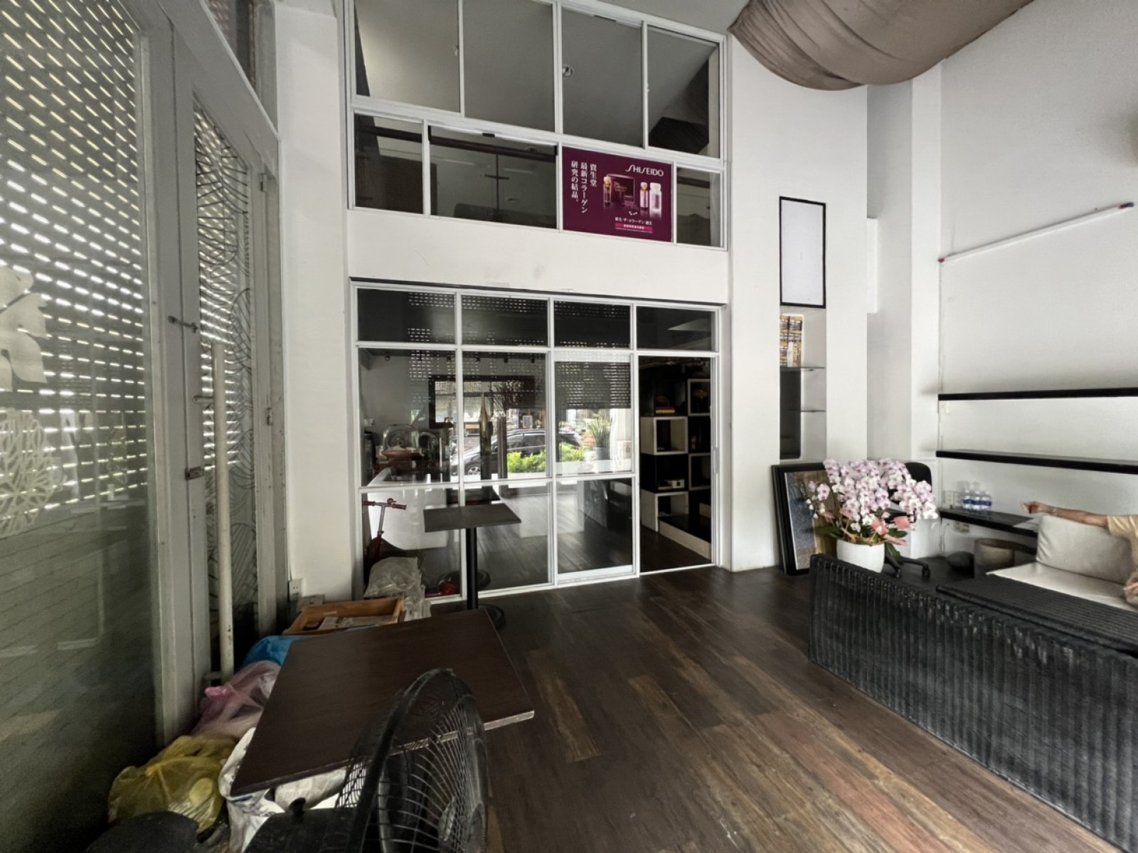 Cần cho thuê mặt bằng văn phòng tầng trệt nhà phố Hưng Phước 3 MT đường số 6, giá 20 triệu/tháng.