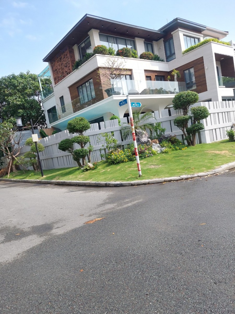 Cần tiền bán lổ căn biệt thự Mỹ Phú -Phú Mỹ Hưng nhà bao đẹp full NT giá tốt chỉ 24 tỷ.
