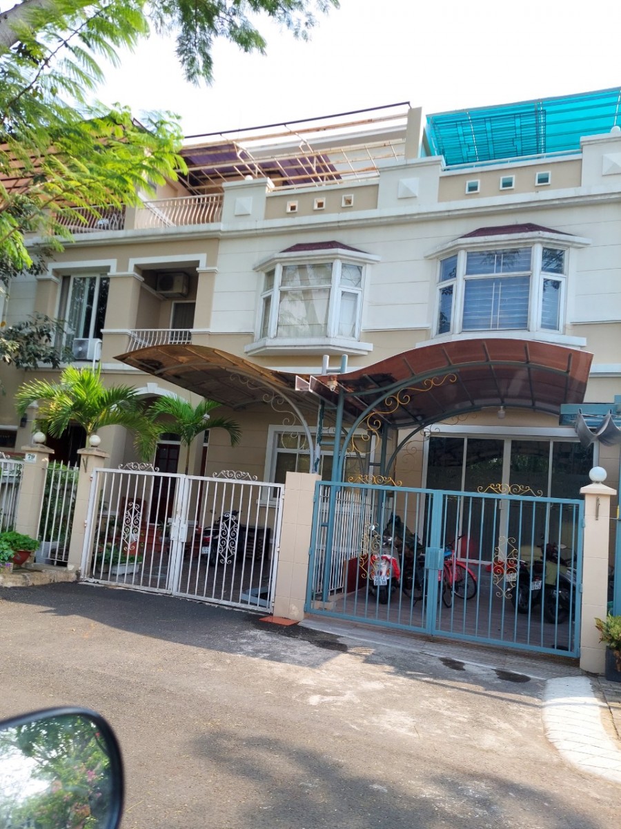 Bán biệt thự Hưng Thái PMH, Q7 DT 7x18m, có trệt, lửng, 2 lầu áp mái giá 20 tỷ ( SHR ).
