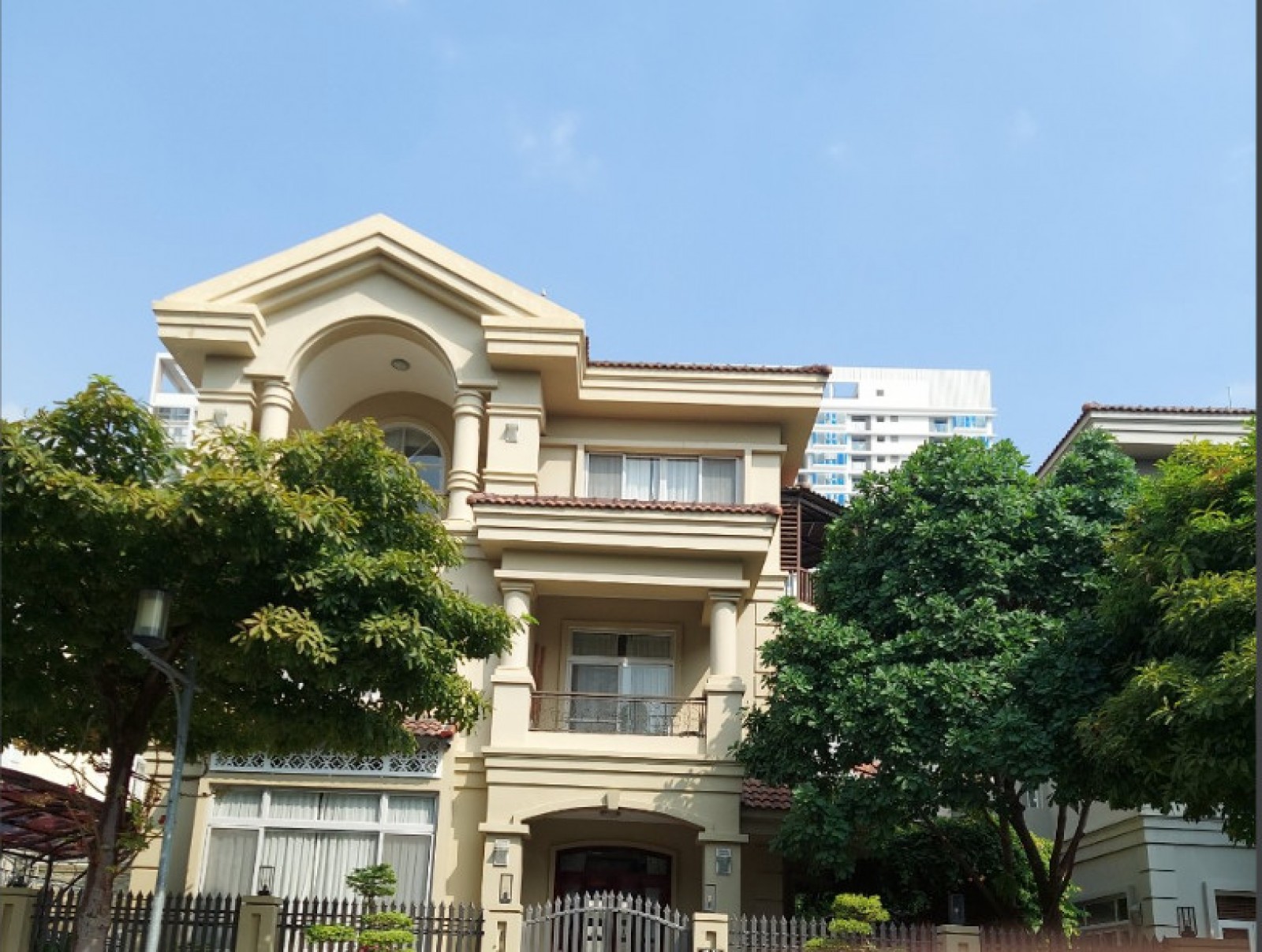 Bán nhanh biệt thự Hưng Thái, Phú Mỹ Hưng, Quận 7, DT: 7x18m, giá tốt: 21.5 tỷ ( SHR ).