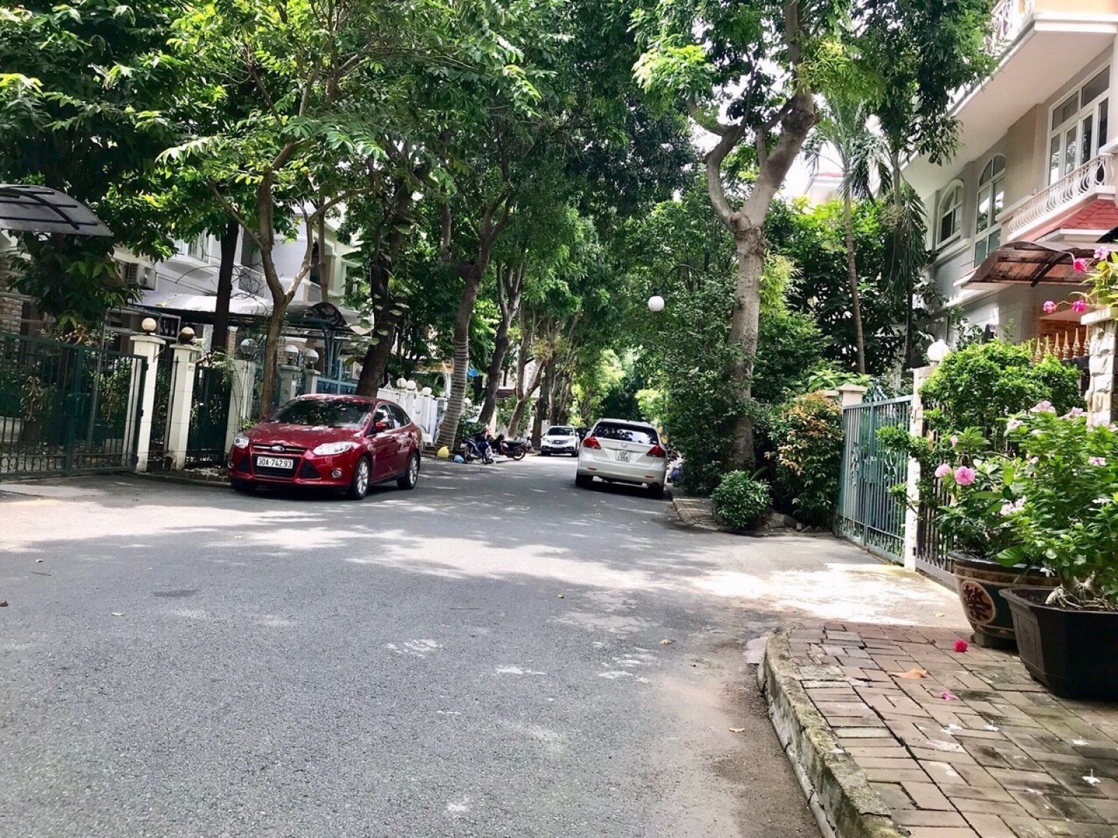 Cho thuê biệt thự Hưng Thái, Phú Mỹ Hưng, 1 trệt, 2 lầu, có 3PN , đường rộng thoáng mát