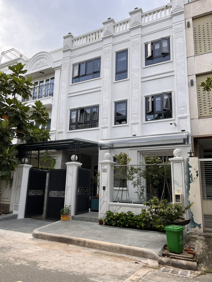 Cho thuê biệt thự sân vườn Quận 7 thuộc vị trí trung tâm. LH: 0917857039
