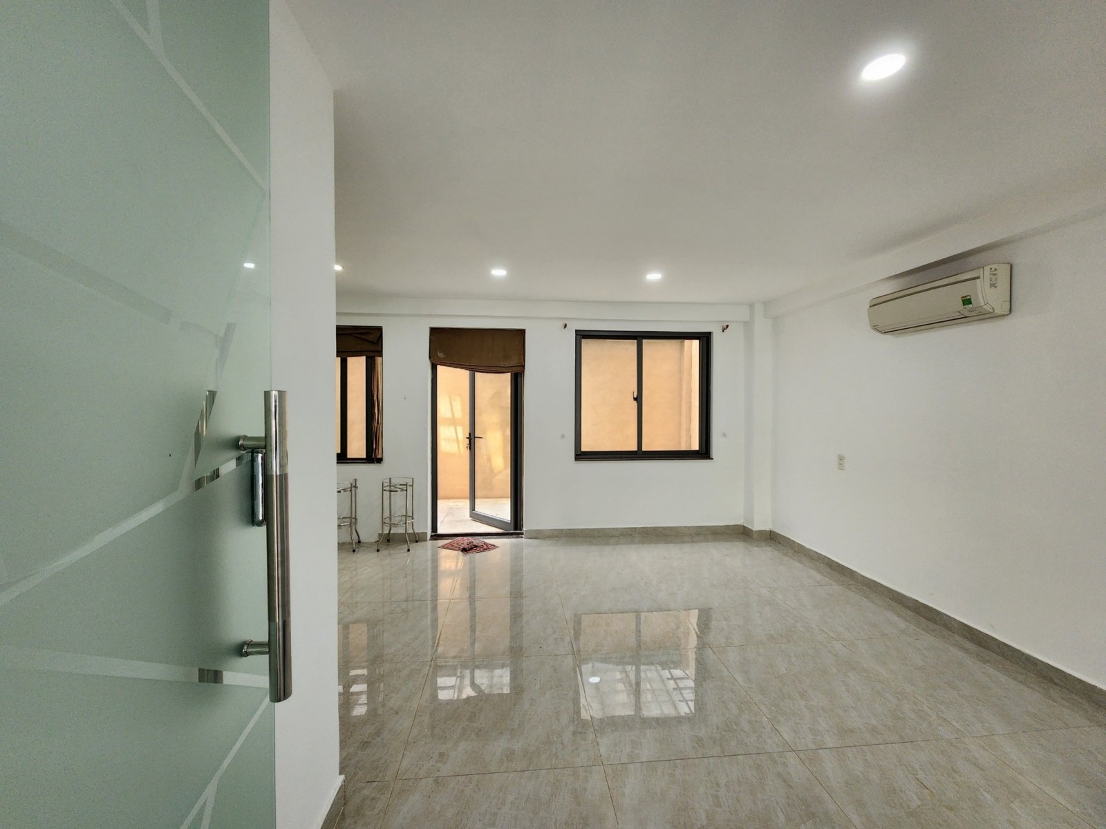 Mặt bằng trệt lửng đường lớn 17m giá 24 triệu, khu Hưng Gia PMH, Q7 - 10328