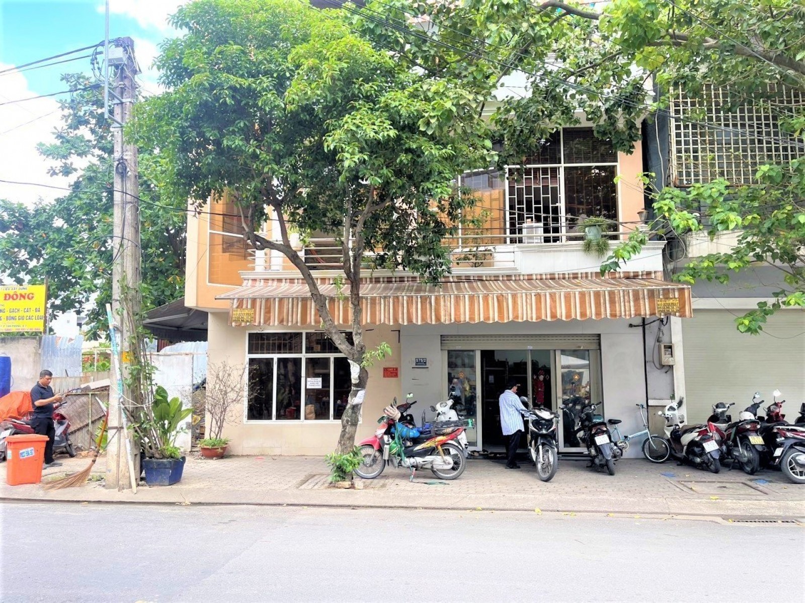 Chú bán gấp nhà nguyên căn 3 lầu sát đường nguyễn thị thập, quận 7