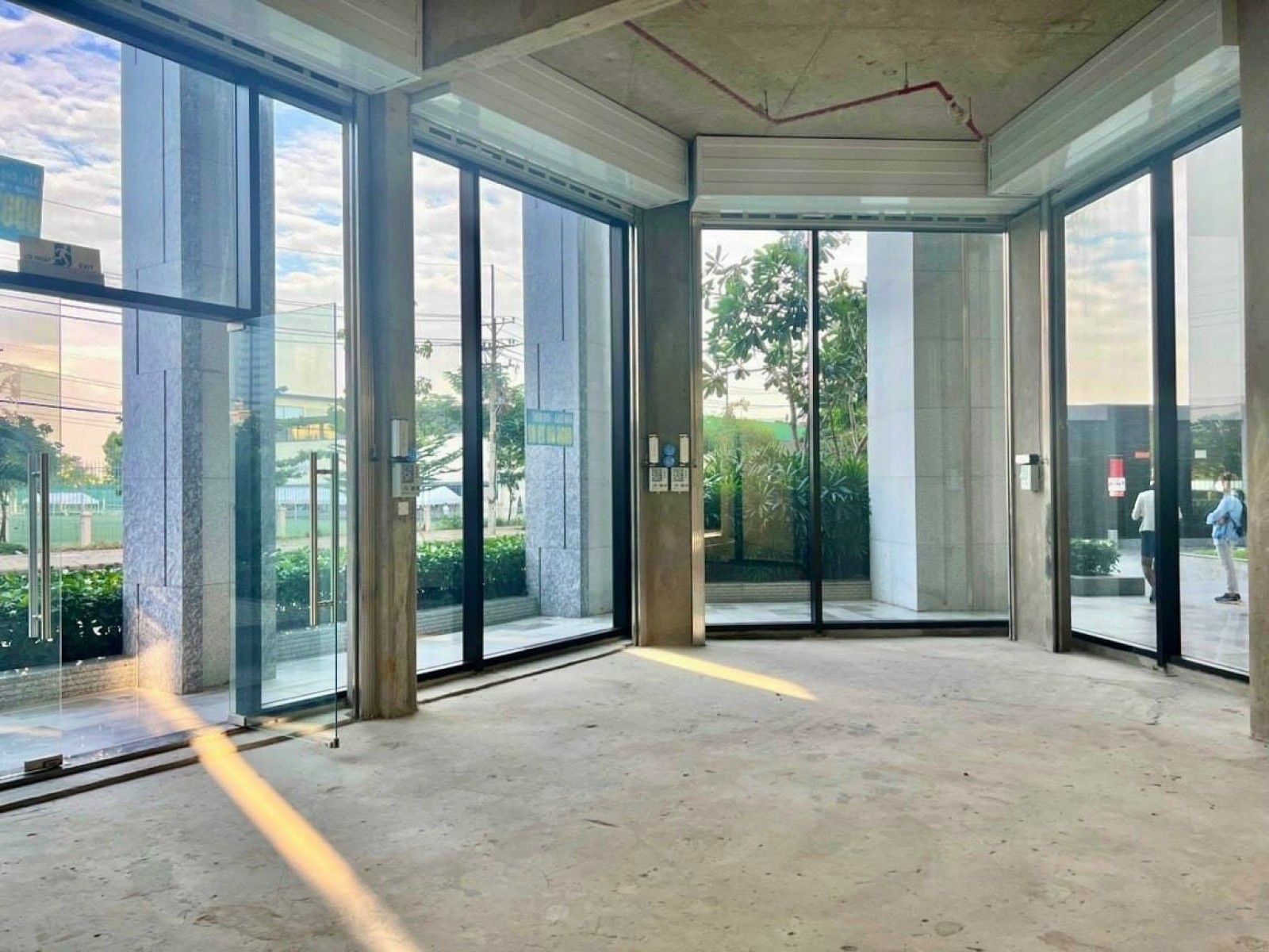cho thuê cặp shop góc 3 mặt tiền 275m2 khu Midtown M8 vị trí cực đẹp - 11068