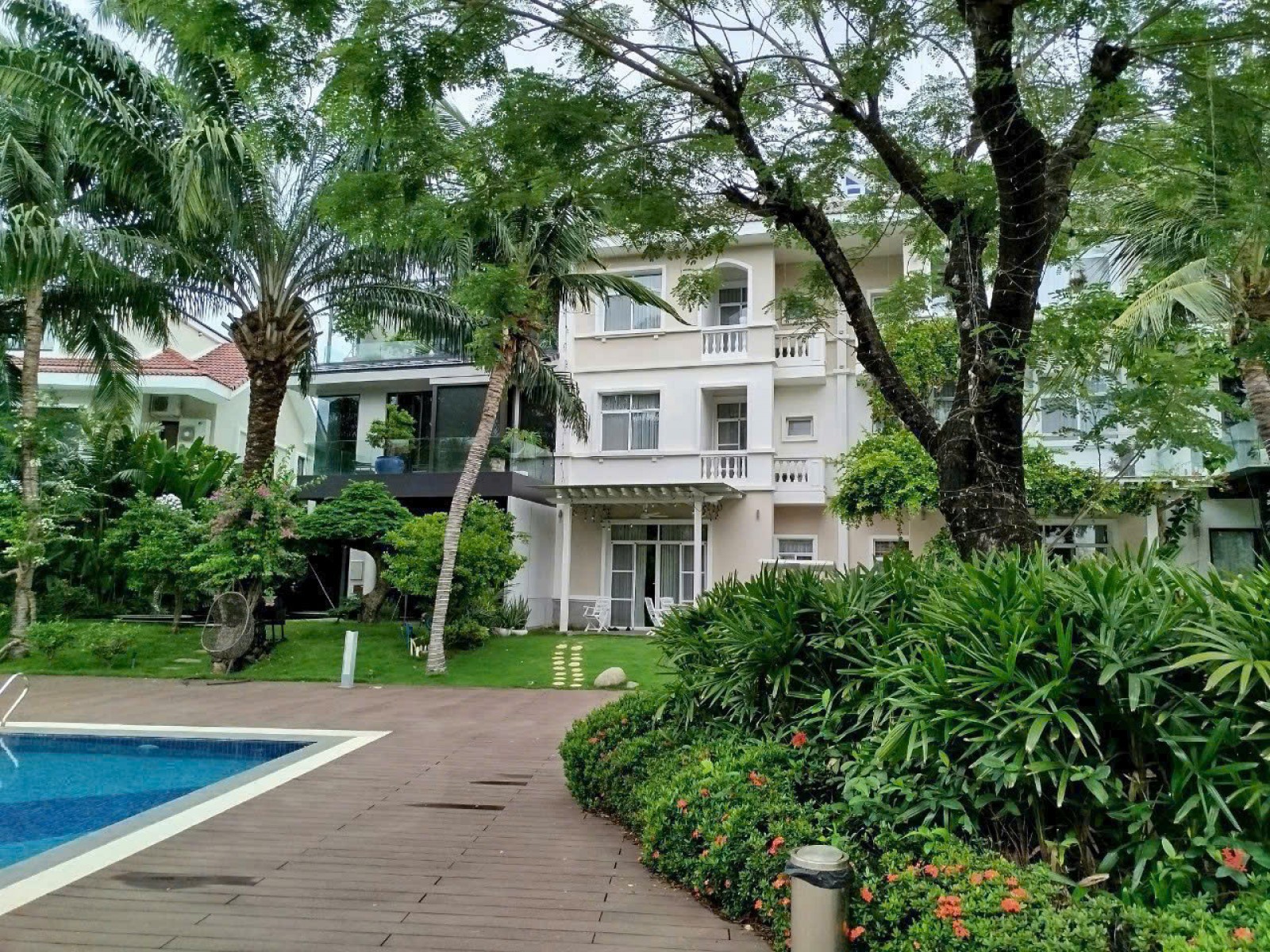 Bán Biệt thự vườn Chateau 3, 7.5*26m, 3 lầu, nội thất đẹp, cạnh hồ bơi - 12571
