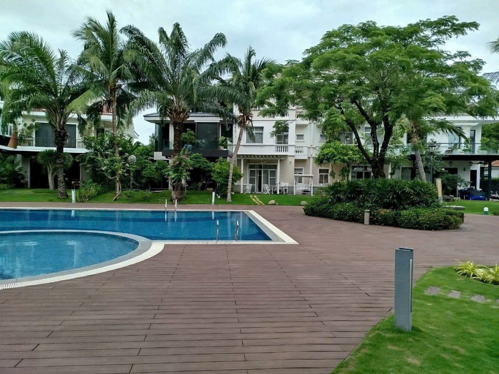 Bán Biệt thự vườn Chateau 3, 7.5*26m, 3 lầu, nội thất đẹp, cạnh hồ bơi - 12570