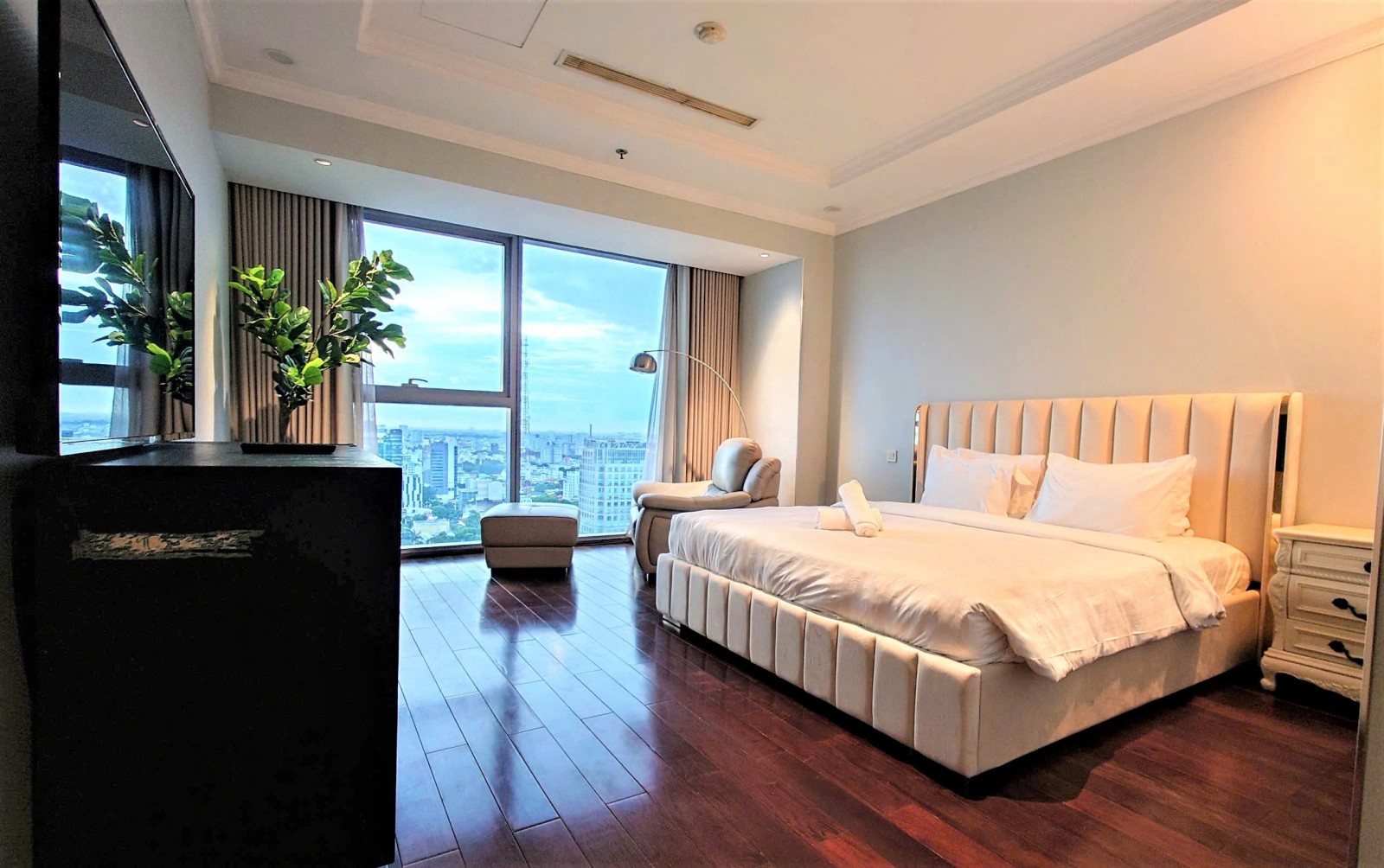 Cho thuê căn hộ Vincom Đồng Khởi, 160m2, 3PN view Nhà thờ Đức bà, Q.1 - 12987