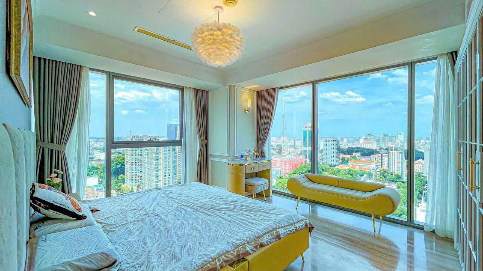 Cần bán căn hộ Vincom Center - Quận 1, 205m2, 4PN, góc 2 view cực đỉnh - 13105