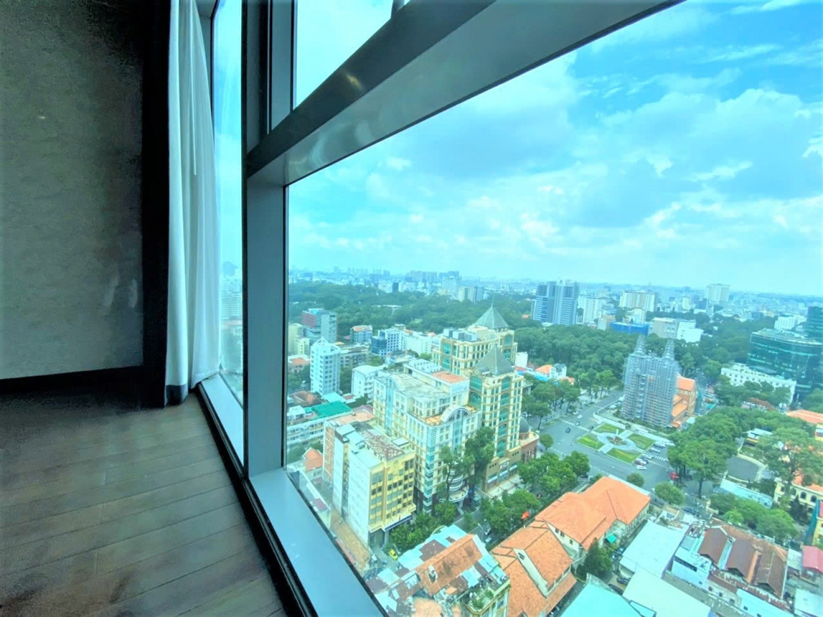 Hot Giá tốt! Bán gấp căn hộ Vincom Center, 3PN, view Nhà thờ đức bà