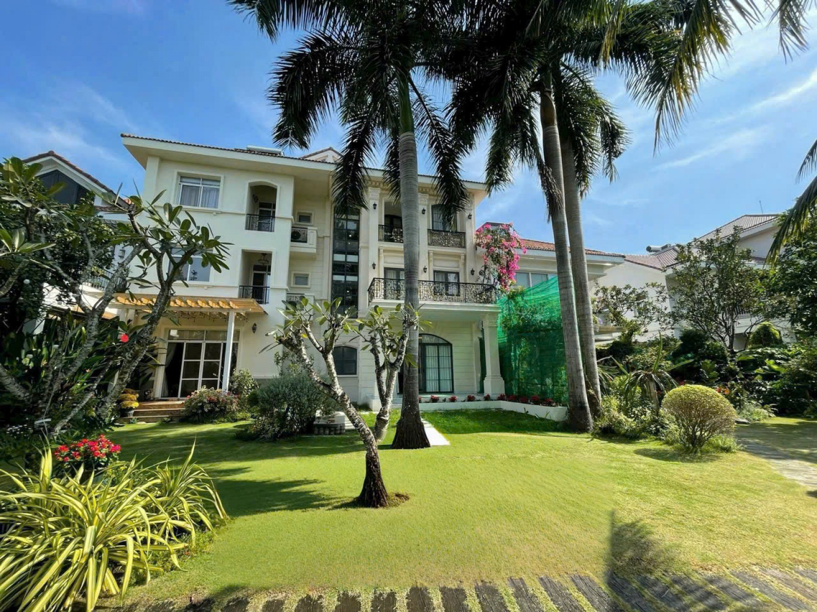 Cho thuê Biệt thự đẹp Chateau 7*26m, 3 lầu, 4PN nội thất cao cấp ngay Phú mỹ hưng