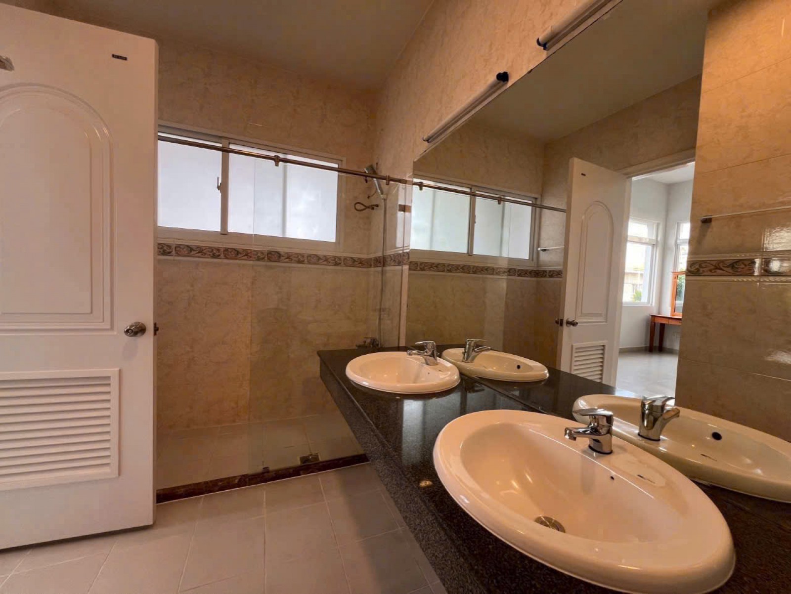 Cho thuê Biệt thự Mỹ Quang 200m2, 3 lầu ngay đường 10 tây Phú mỹ hưng - 14012