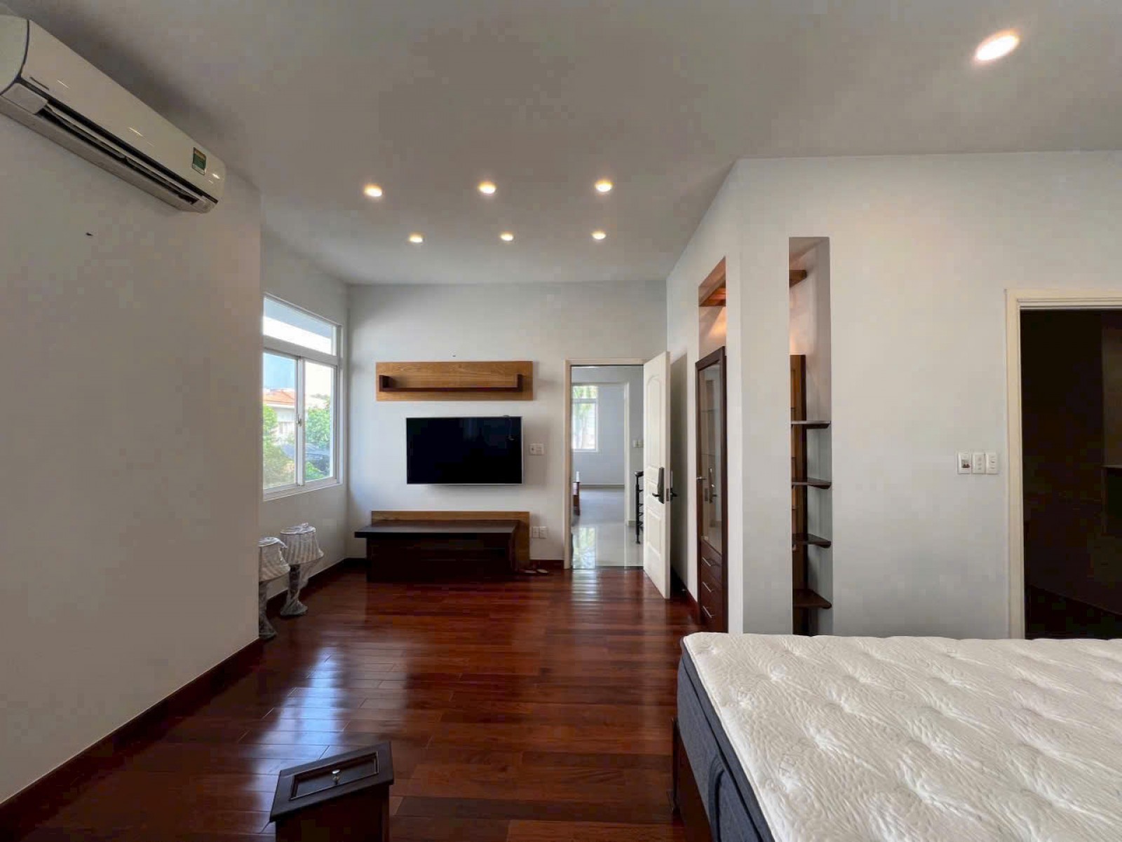Cho thuê Biệt thự Mỹ Quang 200m2, 3 lầu ngay đường 10 tây Phú mỹ hưng - 14011