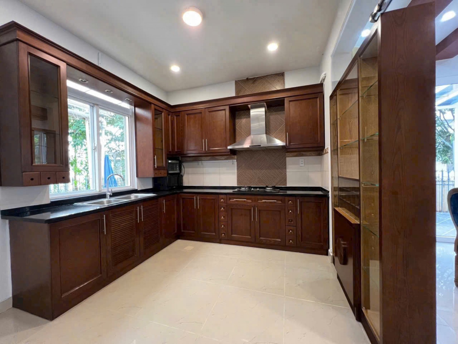 Cho thuê Biệt thự Mỹ Quang 200m2, 3 lầu ngay đường 10 tây Phú mỹ hưng - 14010