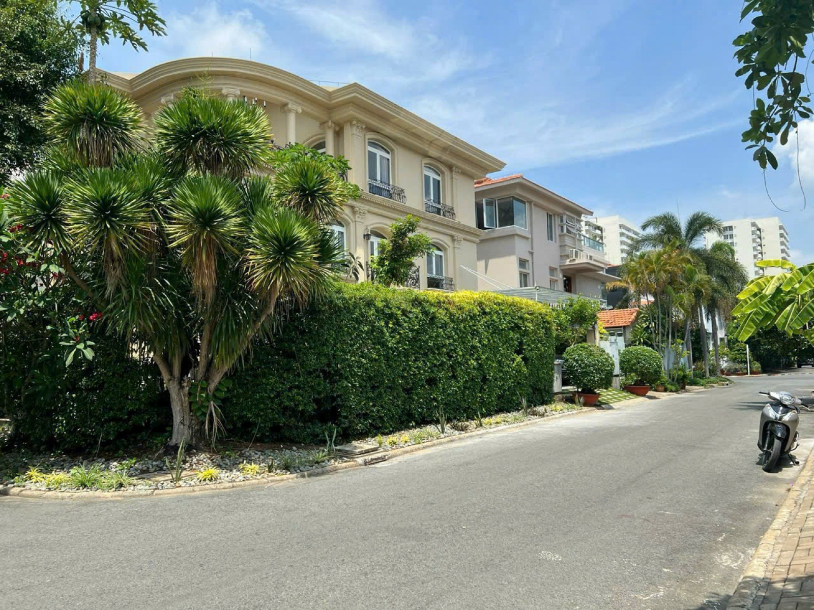 Cho thuê Biệt thự Lam Thiên Lục Địa 360m2, 5PN nhà cực đẹp phú mỹ hưng