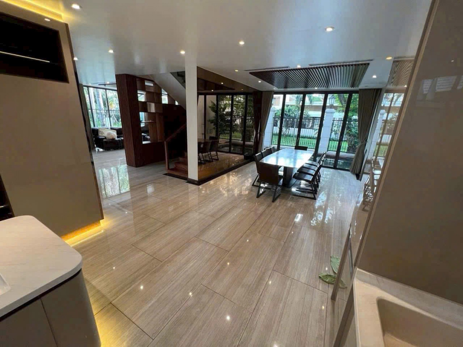 Cho thuê Biệt thự đơn lập Mỹ Hưng 3 lầu, có hồ bơi ngay trung tâm Phú Mỹ Hưng - 14058