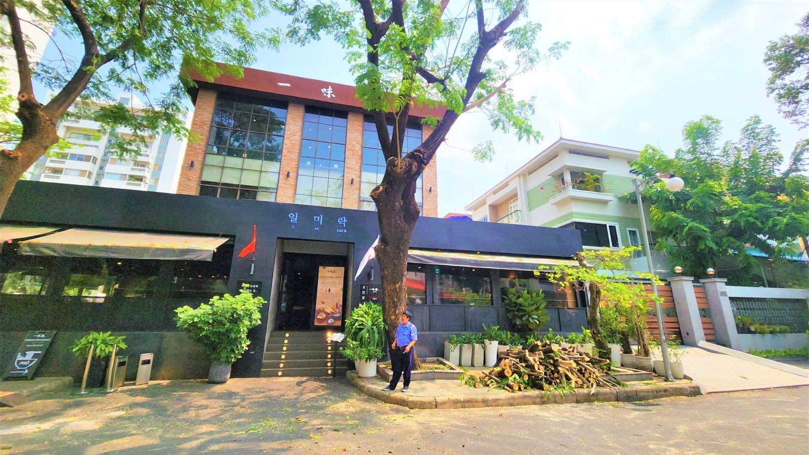 Hàng Hiếm! Cho thuê Vị trí đẹp ngay căn góc Biệt thự kinh doanh ngay Mặt tiền Phạm Thái Bường - 14211